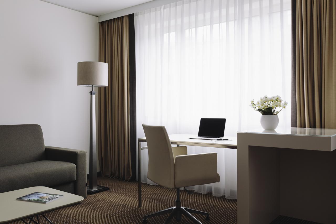 โรงแรมพูลแมน เบอลิน ชไวเซอร์ฮอฟ เบอร์ลิน ภายนอก รูปภาพ A typical room at the hotel