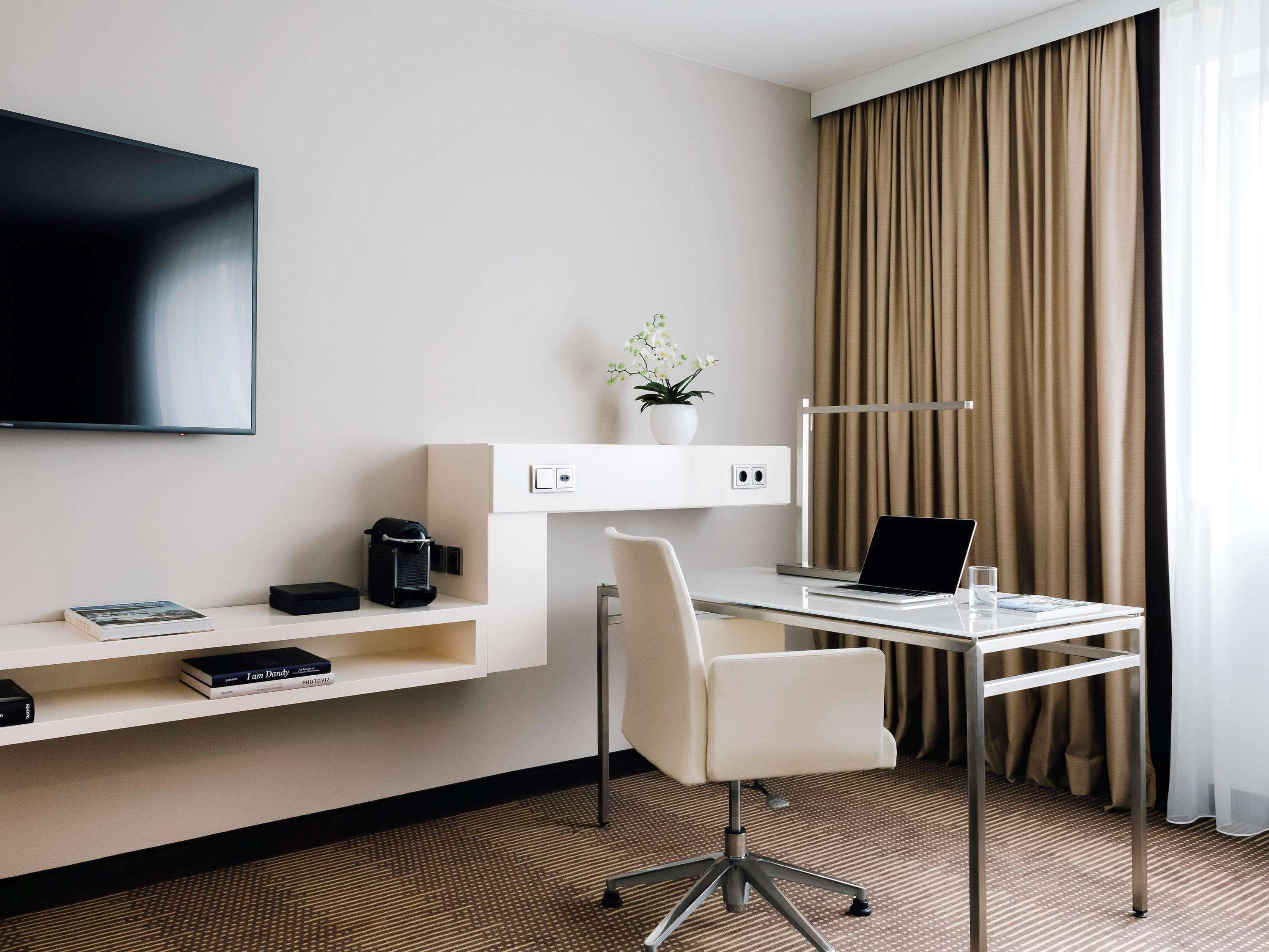 โรงแรมพูลแมน เบอลิน ชไวเซอร์ฮอฟ เบอร์ลิน ภายนอก รูปภาพ A room at the hotel