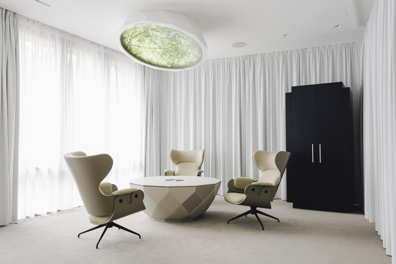 โรงแรมพูลแมน เบอลิน ชไวเซอร์ฮอฟ เบอร์ลิน ภายนอก รูปภาพ The interior of the office