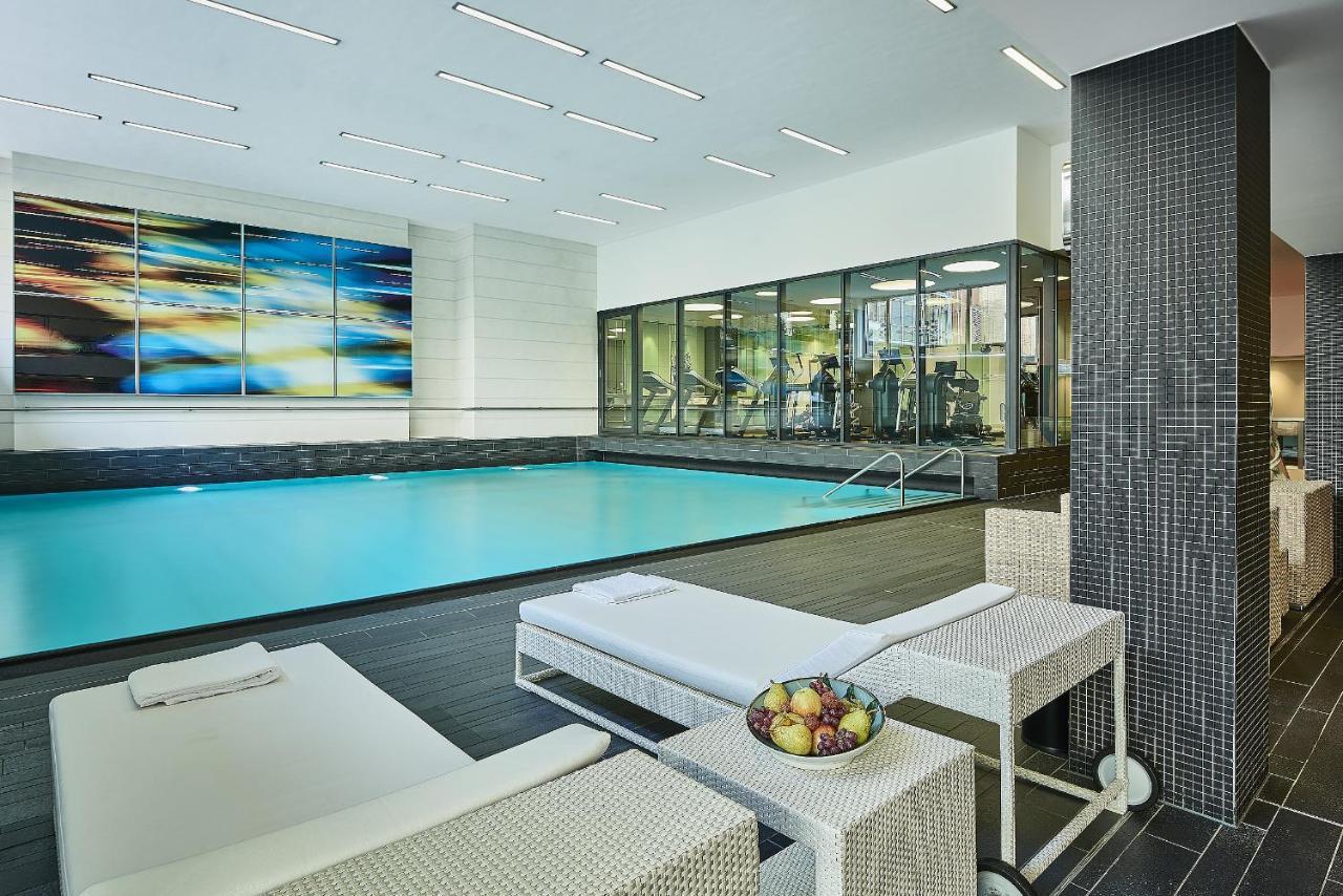 โรงแรมพูลแมน เบอลิน ชไวเซอร์ฮอฟ เบอร์ลิน ภายนอก รูปภาพ The pool at the Mandarin Oriental, Munich