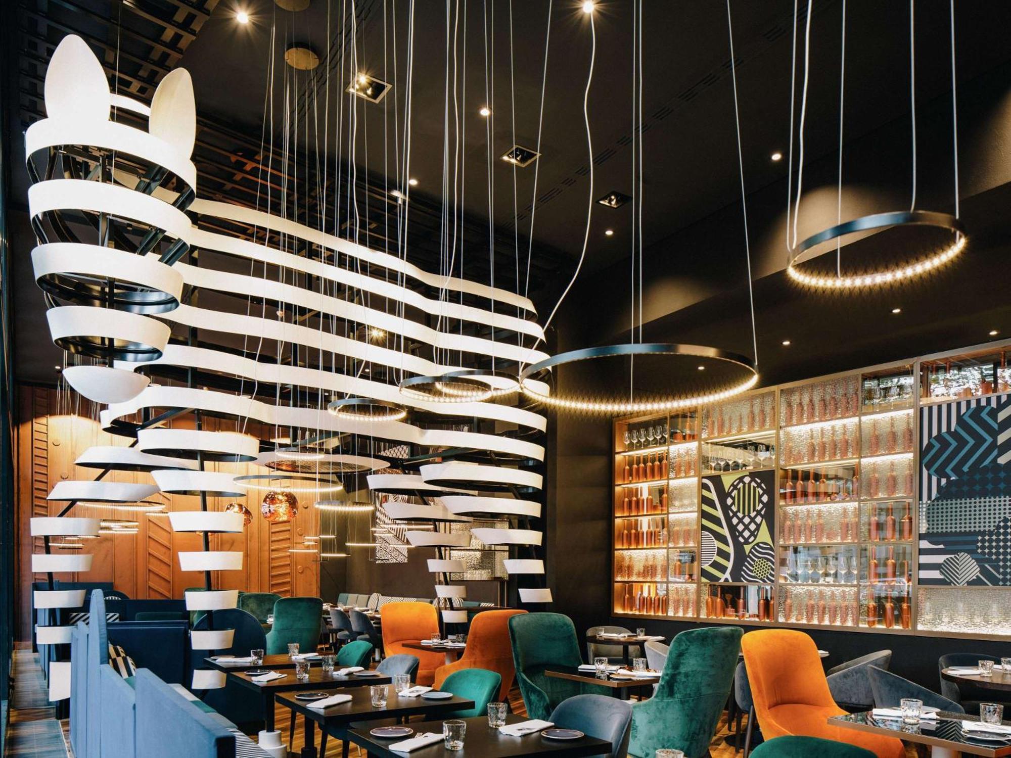 โรงแรมพูลแมน เบอลิน ชไวเซอร์ฮอฟ เบอร์ลิน ภายนอก รูปภาพ Restaurant interior
