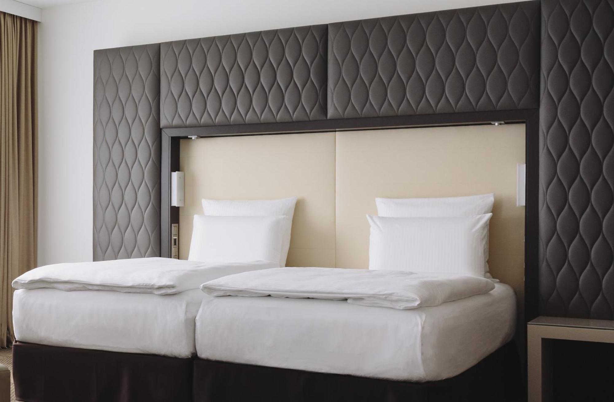 โรงแรมพูลแมน เบอลิน ชไวเซอร์ฮอฟ เบอร์ลิน ห้อง รูปภาพ A bed with a boxspring