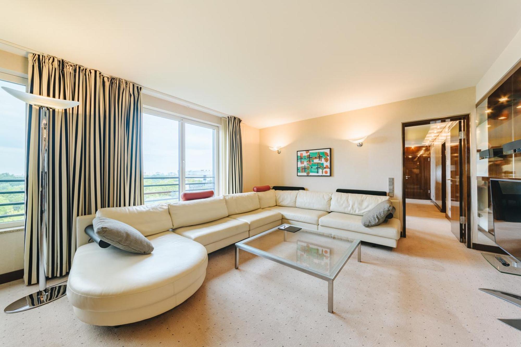 โรงแรมพูลแมน เบอลิน ชไวเซอร์ฮอฟ เบอร์ลิน ภายนอก รูปภาพ A living room in a flat