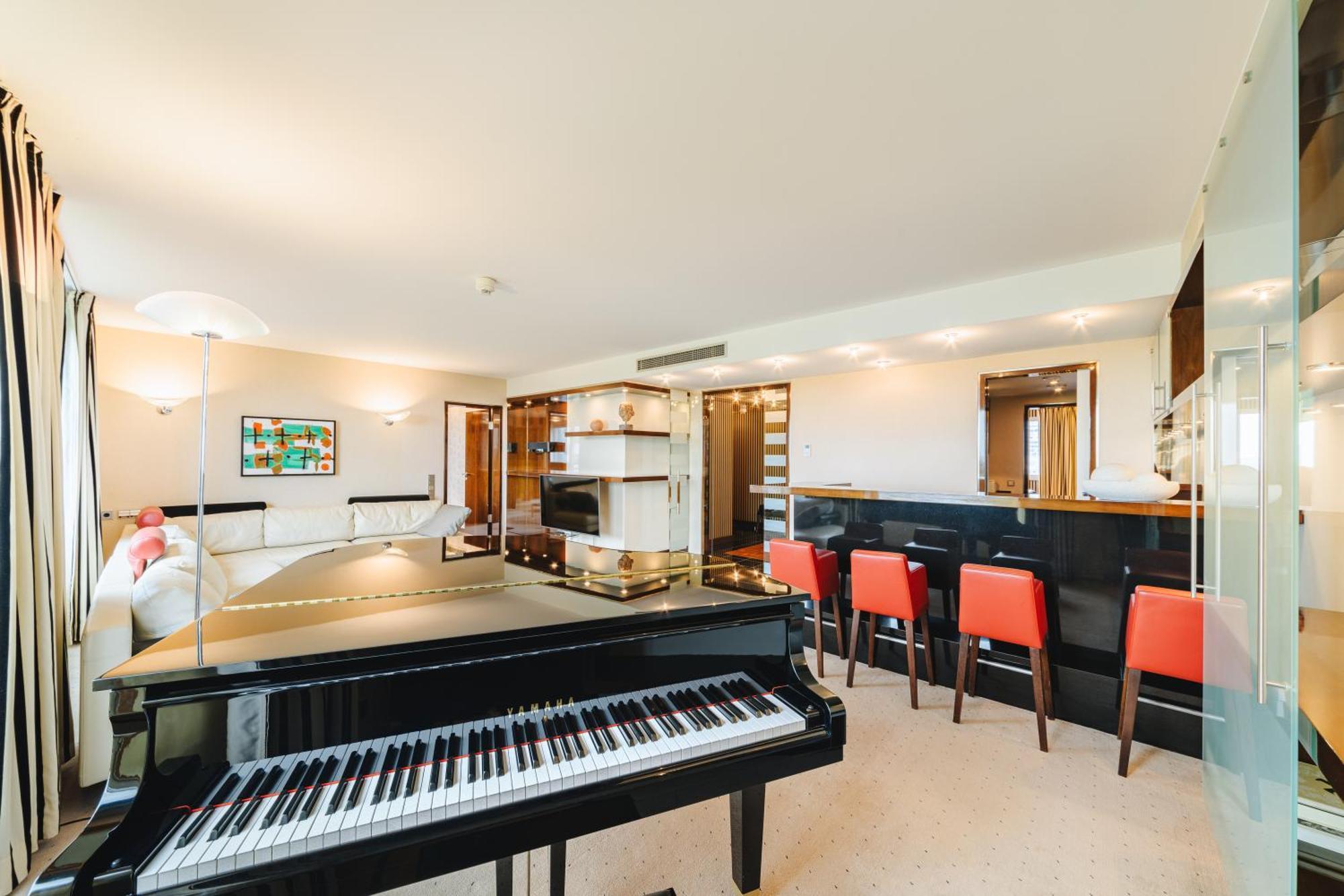 โรงแรมพูลแมน เบอลิน ชไวเซอร์ฮอฟ เบอร์ลิน ภายนอก รูปภาพ The piano room