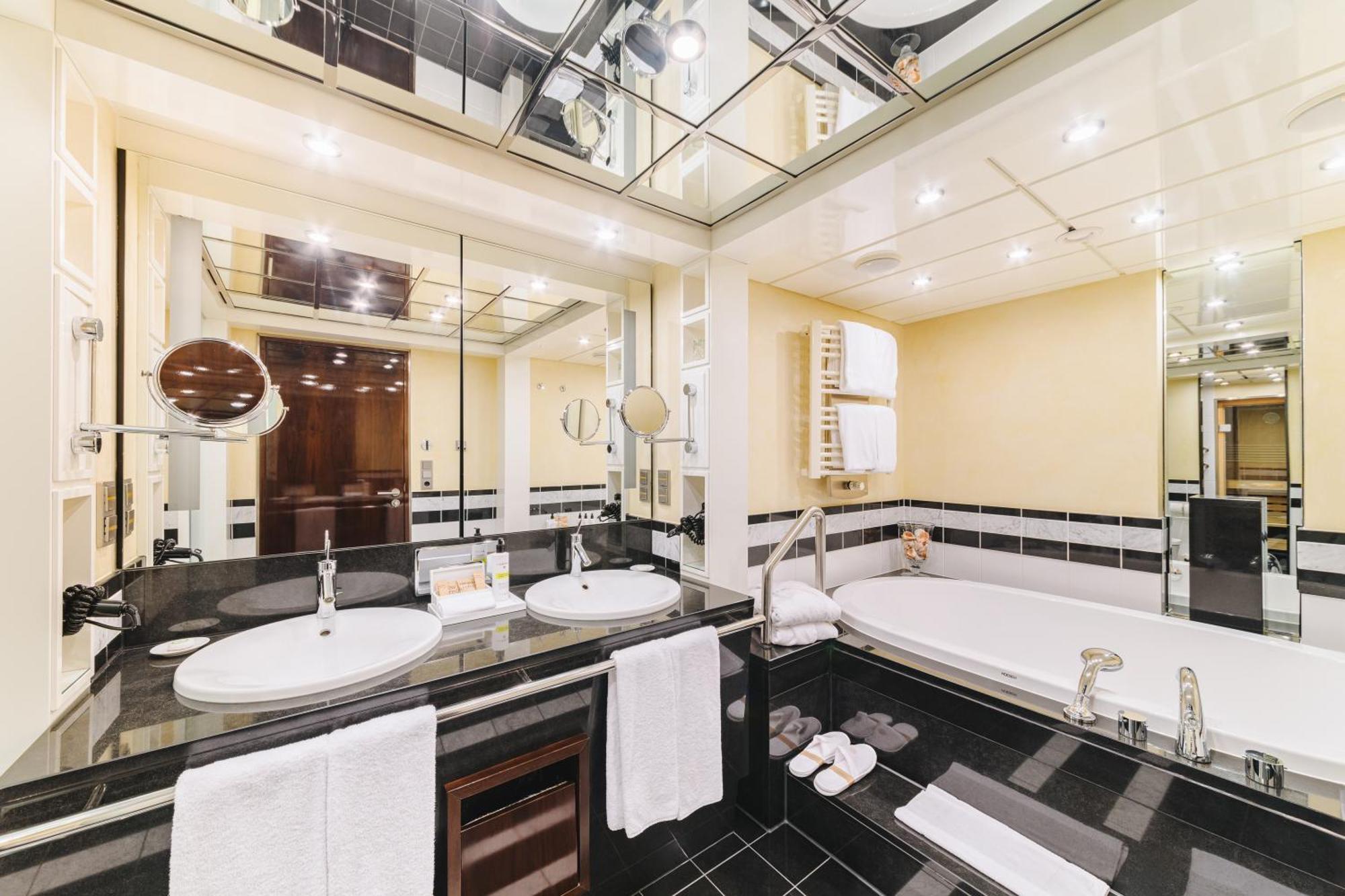 โรงแรมพูลแมน เบอลิน ชไวเซอร์ฮอฟ เบอร์ลิน ภายนอก รูปภาพ Bathroom