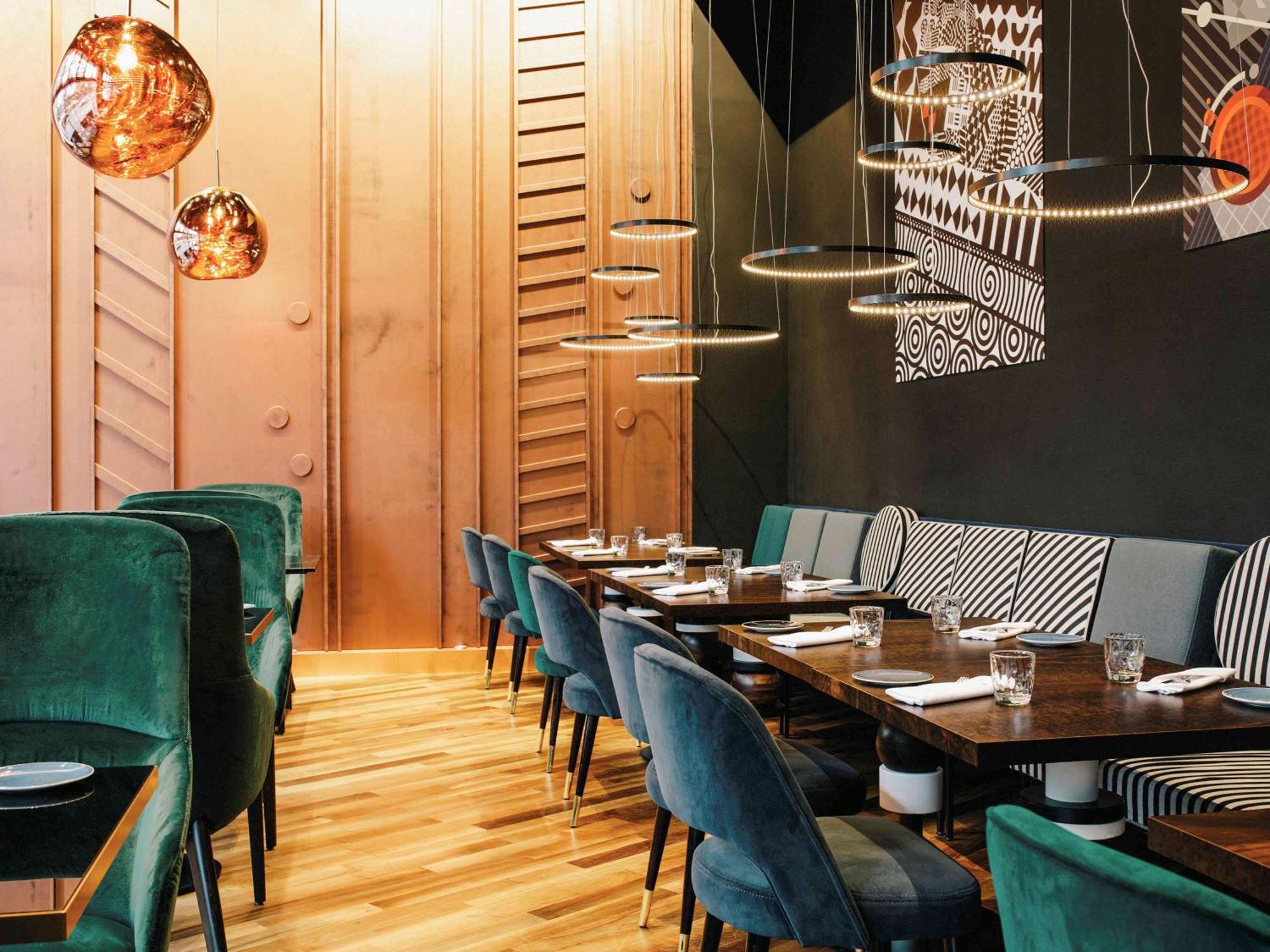 โรงแรมพูลแมน เบอลิน ชไวเซอร์ฮอฟ เบอร์ลิน ภายนอก รูปภาพ Restaurant interior