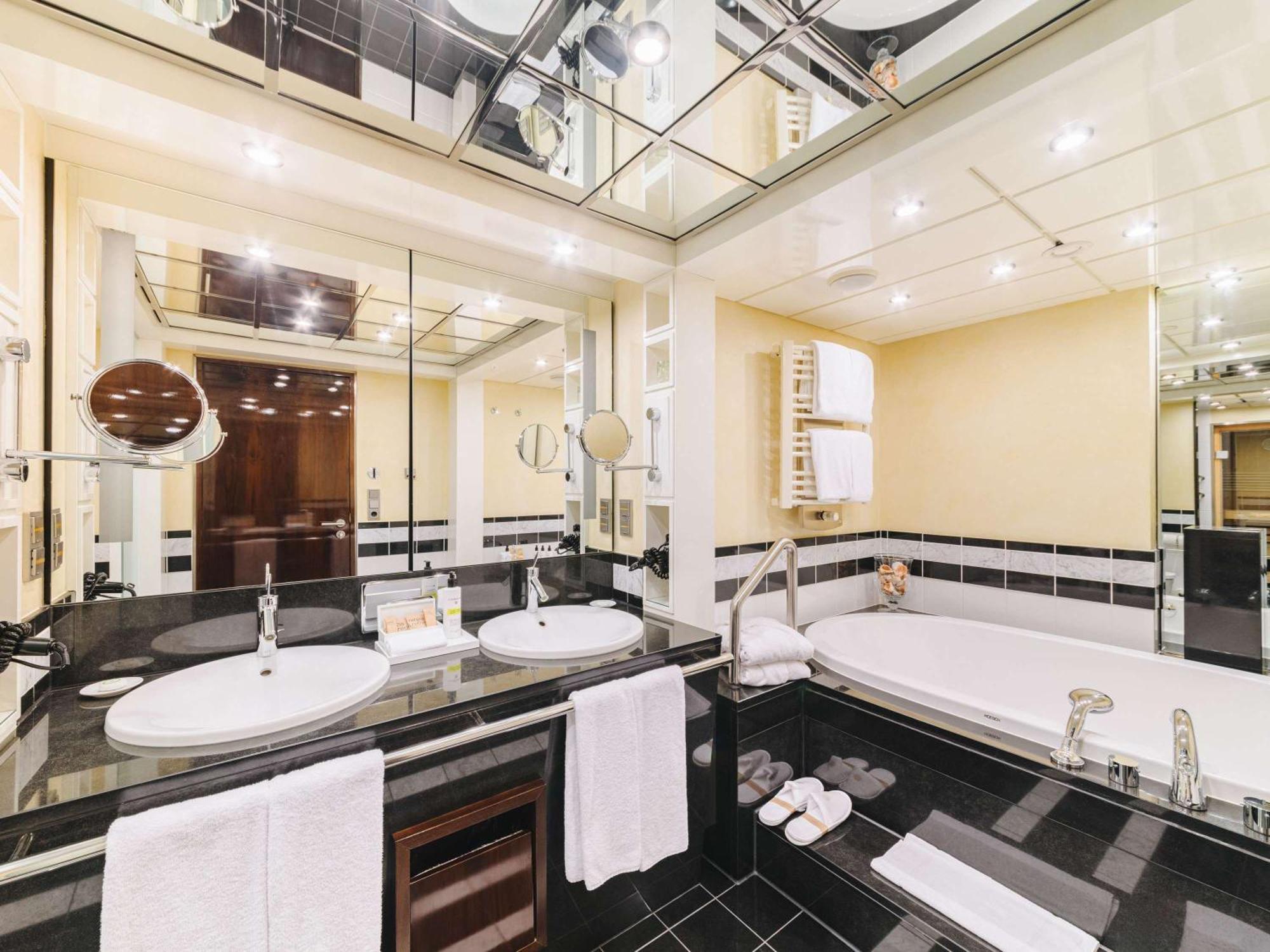 โรงแรมพูลแมน เบอลิน ชไวเซอร์ฮอฟ เบอร์ลิน ภายนอก รูปภาพ Bathroom