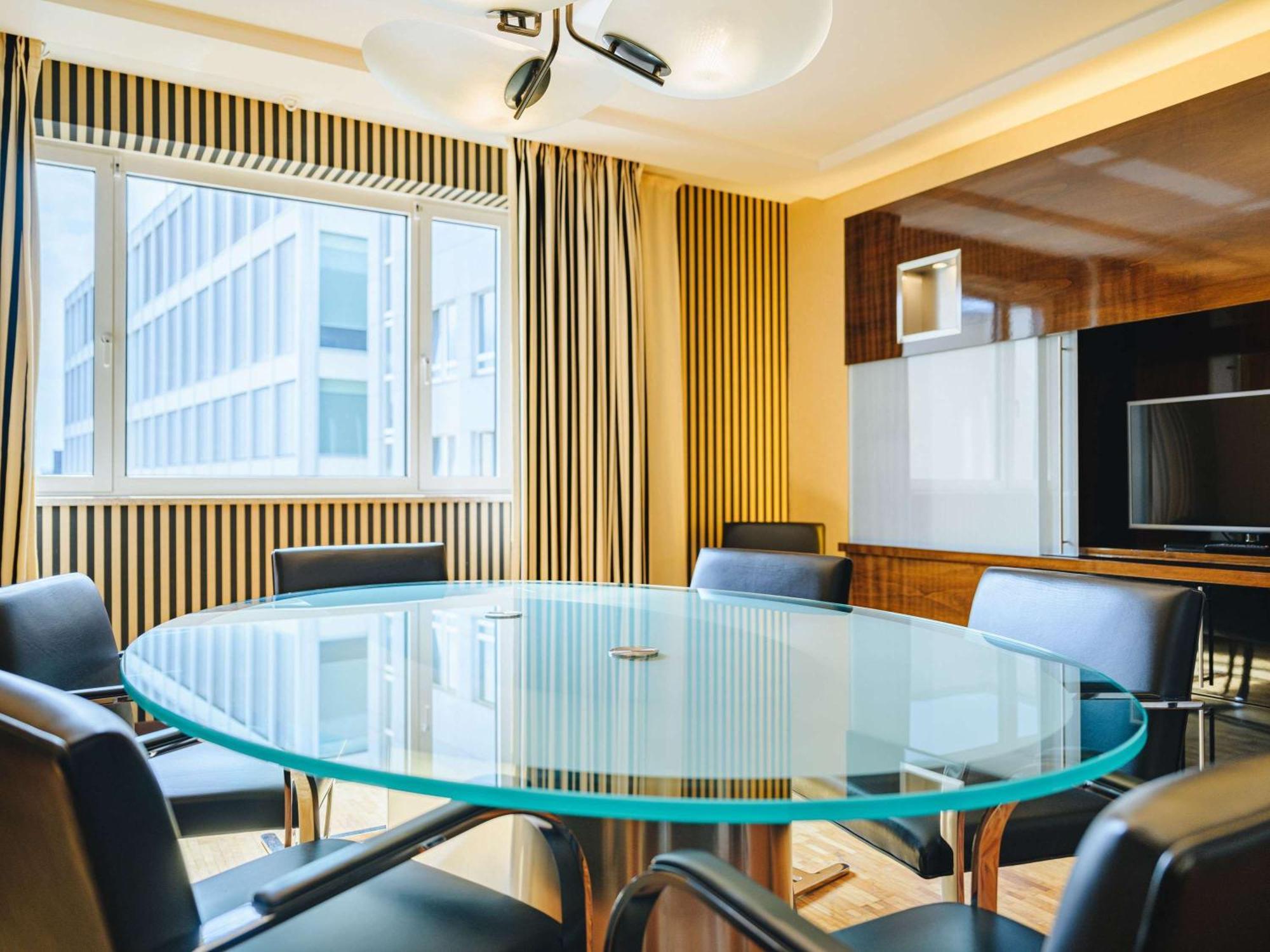 โรงแรมพูลแมน เบอลิน ชไวเซอร์ฮอฟ เบอร์ลิน ภายนอก รูปภาพ A glass table