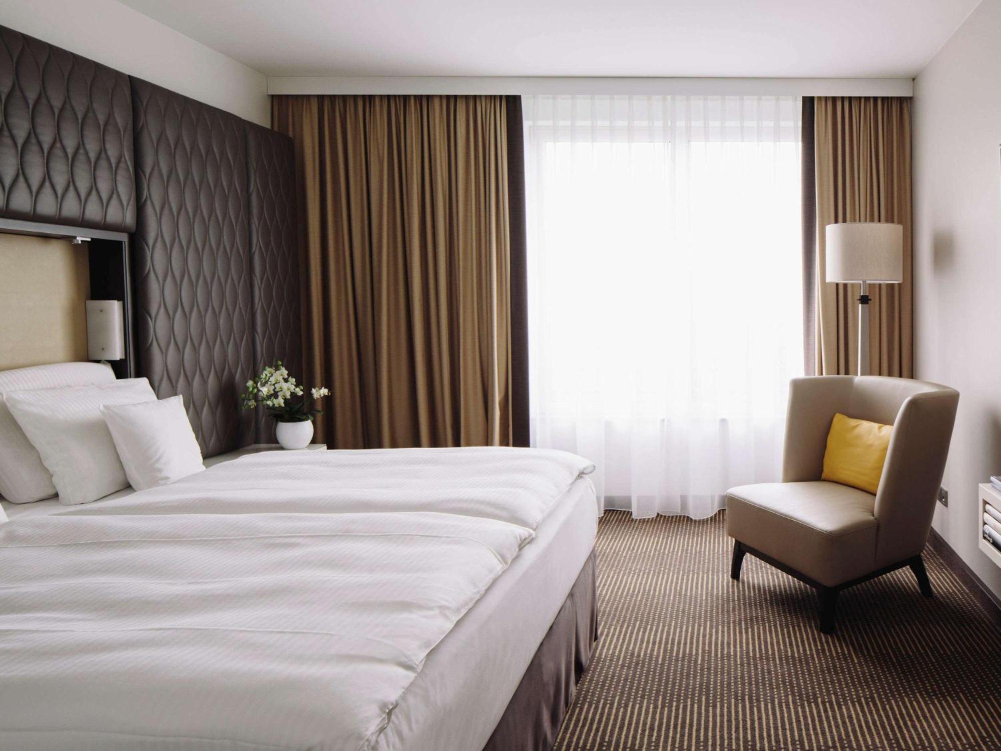 โรงแรมพูลแมน เบอลิน ชไวเซอร์ฮอฟ เบอร์ลิน ภายนอก รูปภาพ A room at the Hotel de France