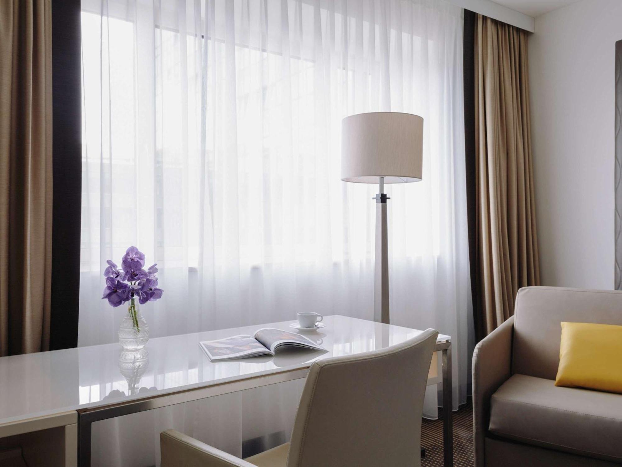 โรงแรมพูลแมน เบอลิน ชไวเซอร์ฮอฟ เบอร์ลิน ภายนอก รูปภาพ A room at the hotel