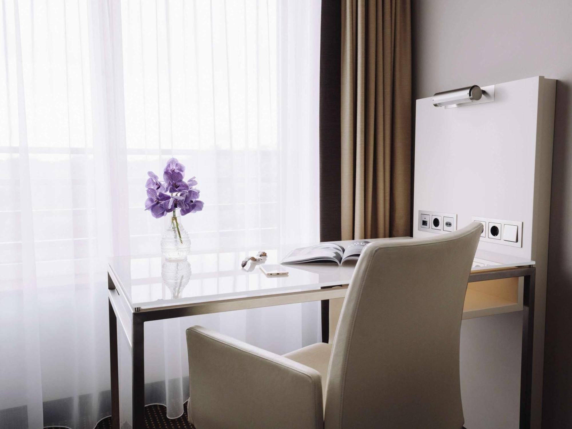 โรงแรมพูลแมน เบอลิน ชไวเซอร์ฮอฟ เบอร์ลิน ภายนอก รูปภาพ A typical work space