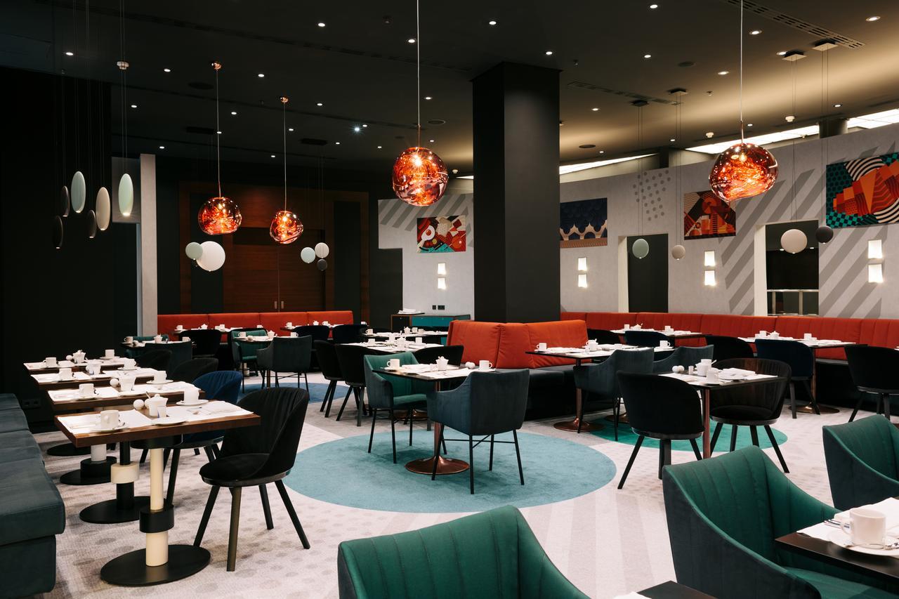 โรงแรมพูลแมน เบอลิน ชไวเซอร์ฮอฟ เบอร์ลิน ภายนอก รูปภาพ Restaurant interior
