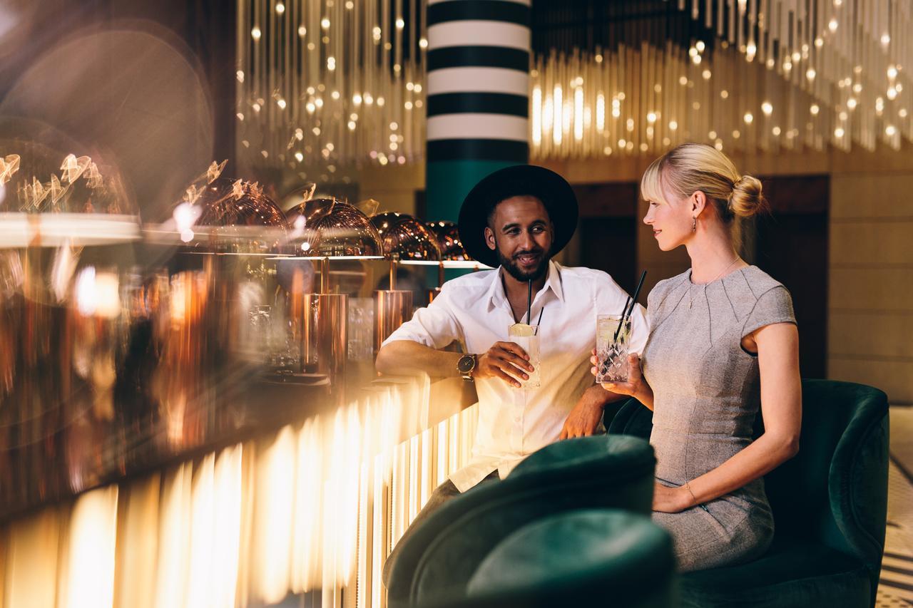 โรงแรมพูลแมน เบอลิน ชไวเซอร์ฮอฟ เบอร์ลิน ภายนอก รูปภาพ The bar at the Mandarin Oriental
