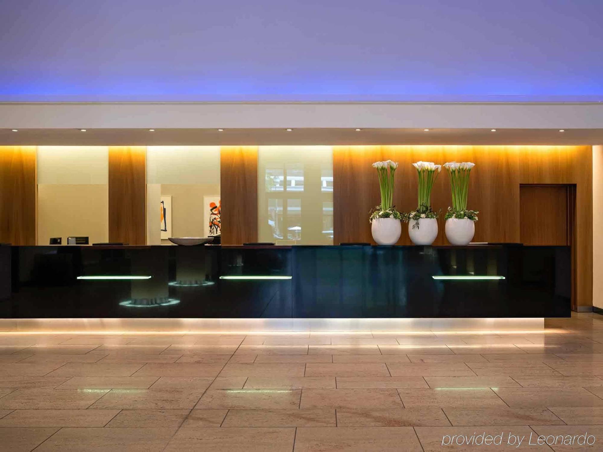 โรงแรมพูลแมน เบอลิน ชไวเซอร์ฮอฟ เบอร์ลิน ภายนอก รูปภาพ The lobby of the hotel