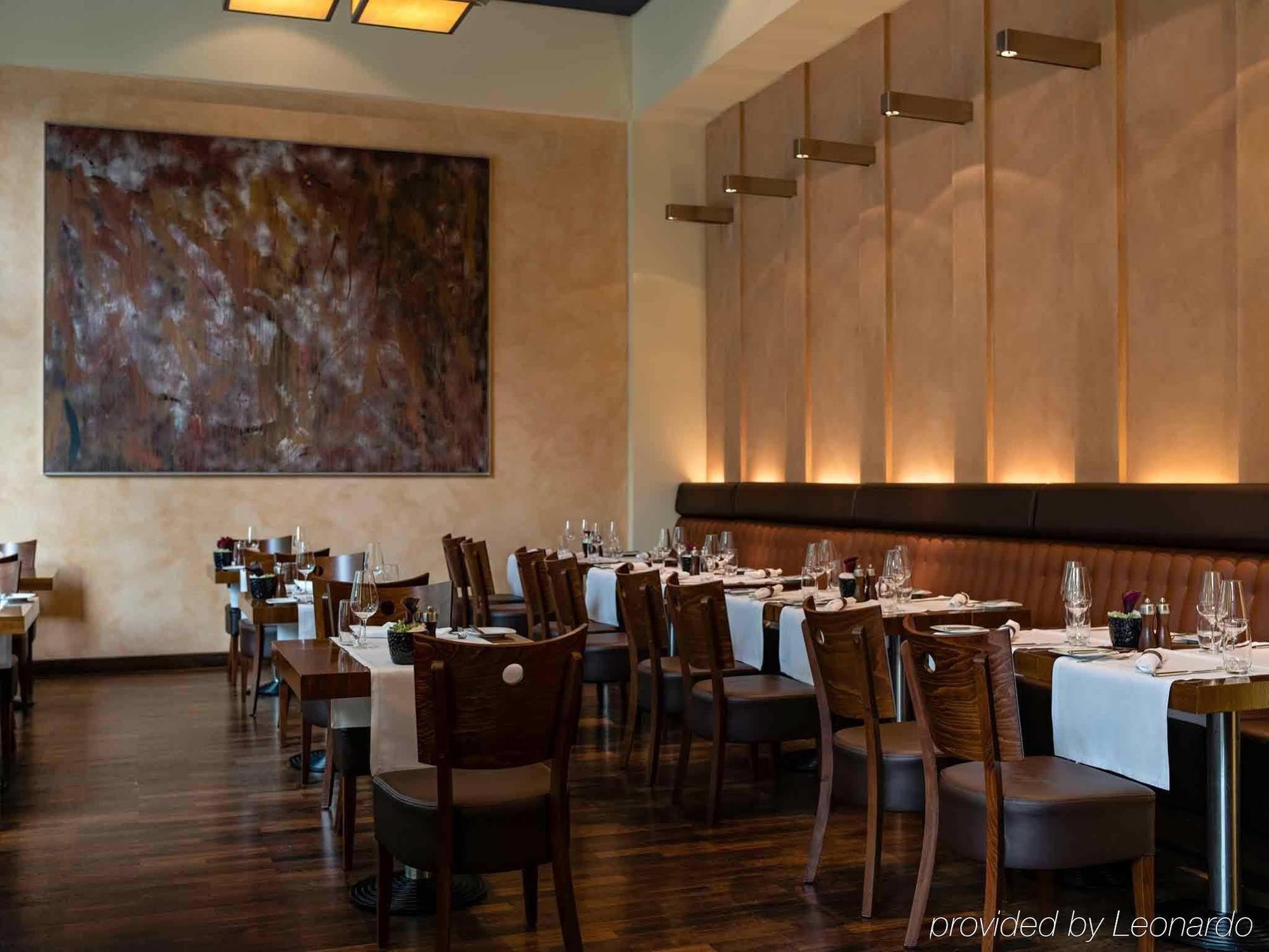 โรงแรมพูลแมน เบอลิน ชไวเซอร์ฮอฟ เบอร์ลิน ภายนอก รูปภาพ Interior of the restaurant