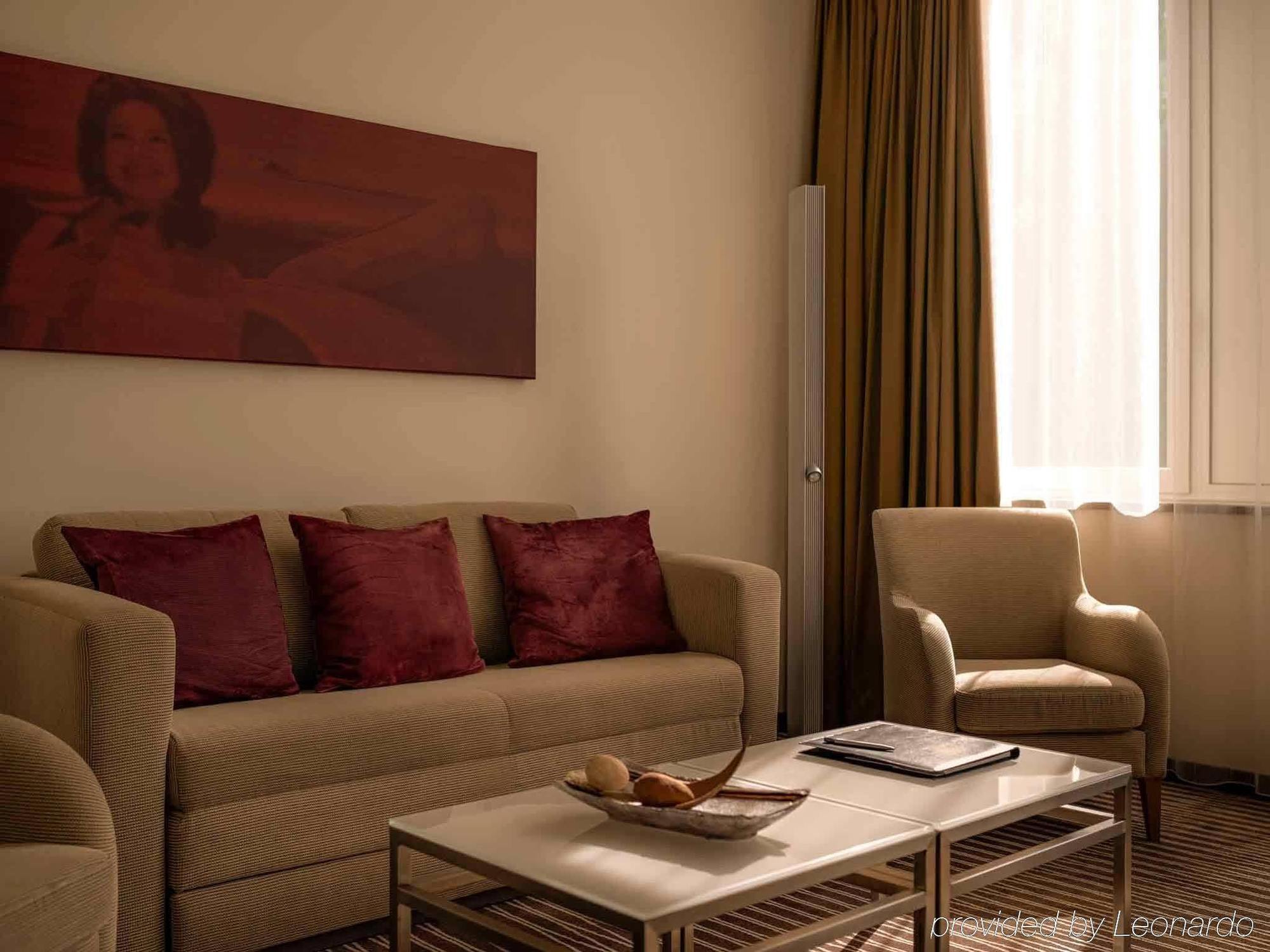 โรงแรมพูลแมน เบอลิน ชไวเซอร์ฮอฟ เบอร์ลิน ภายนอก รูปภาพ A living room