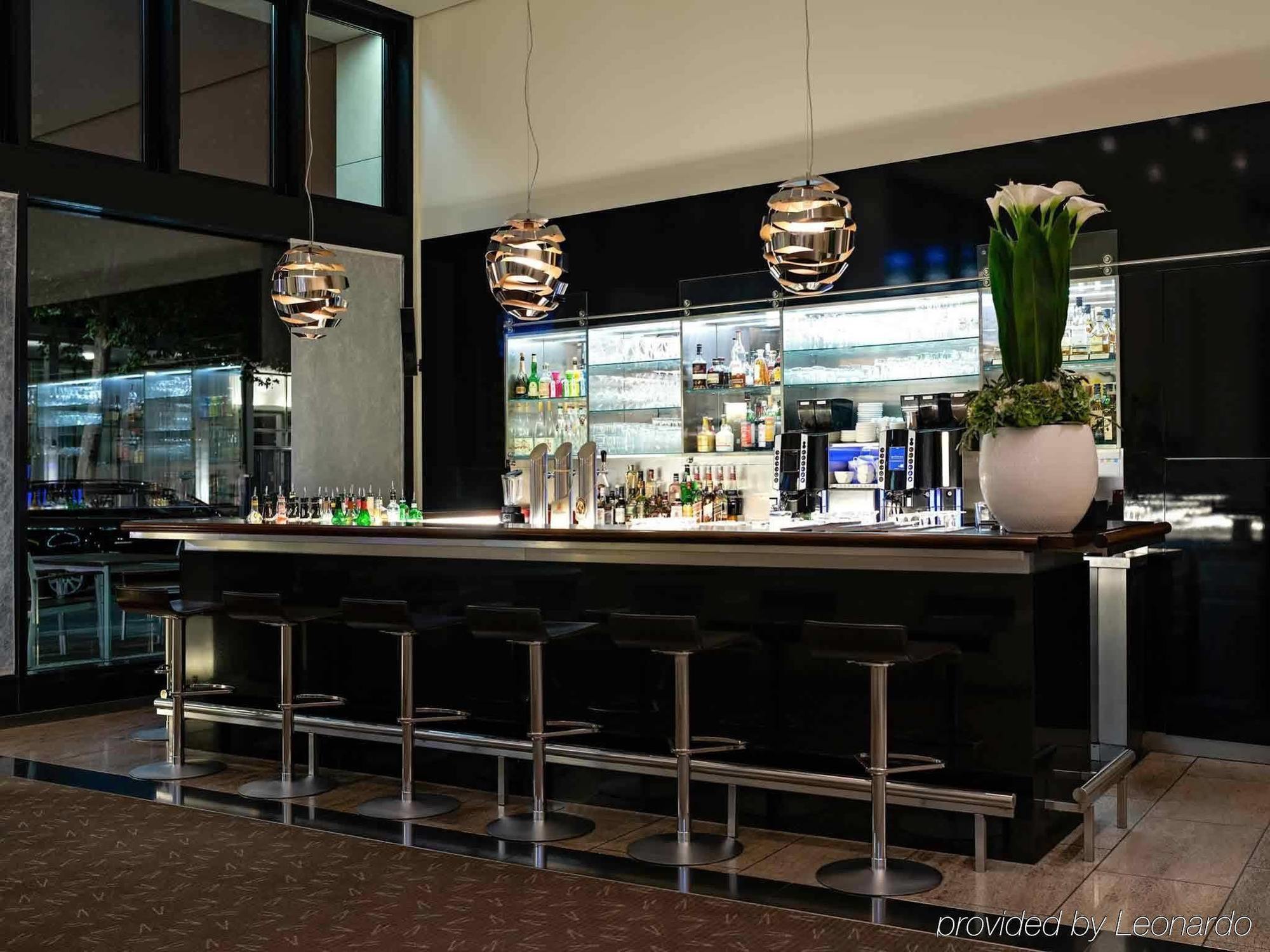 โรงแรมพูลแมน เบอลิน ชไวเซอร์ฮอฟ เบอร์ลิน ภายนอก รูปภาพ The bar at the restaurant