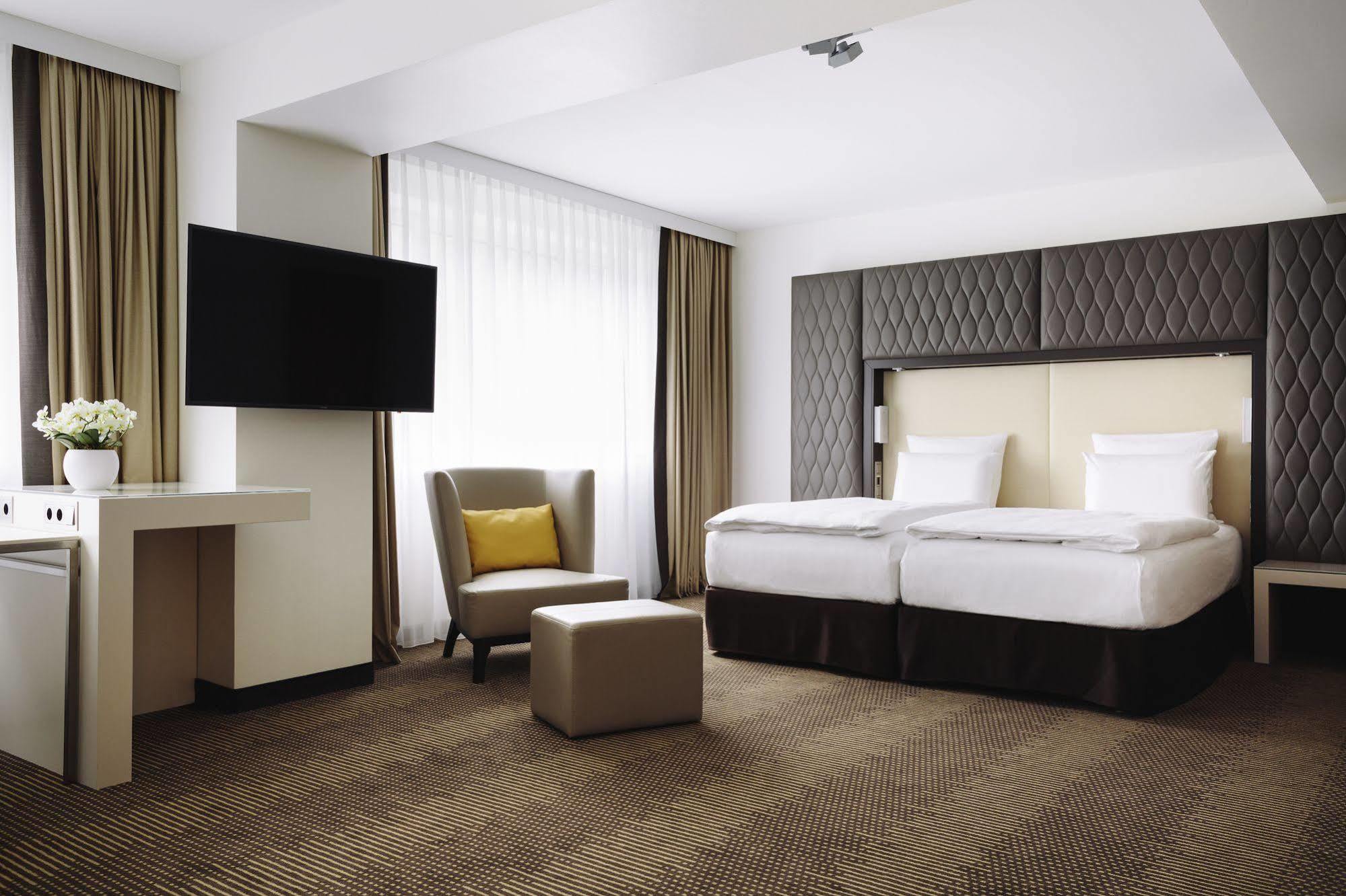 โรงแรมพูลแมน เบอลิน ชไวเซอร์ฮอฟ เบอร์ลิน ภายนอก รูปภาพ A room at the hotel
