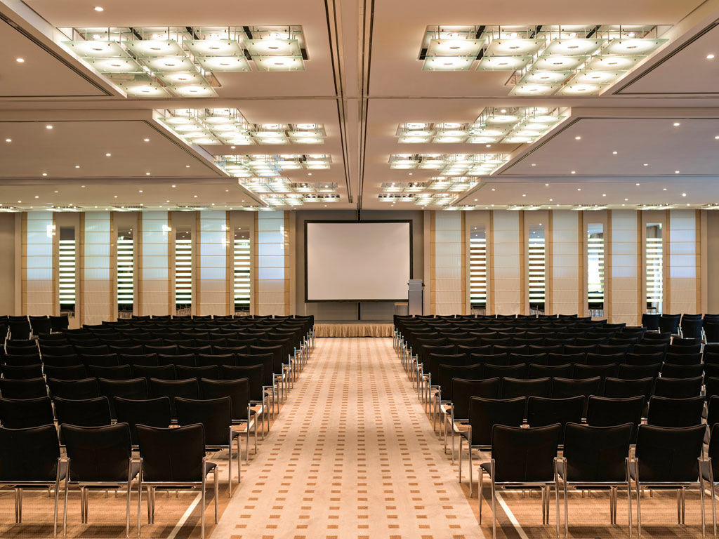 โรงแรมพูลแมน เบอลิน ชไวเซอร์ฮอฟ เบอร์ลิน ภายนอก รูปภาพ The main conference hall