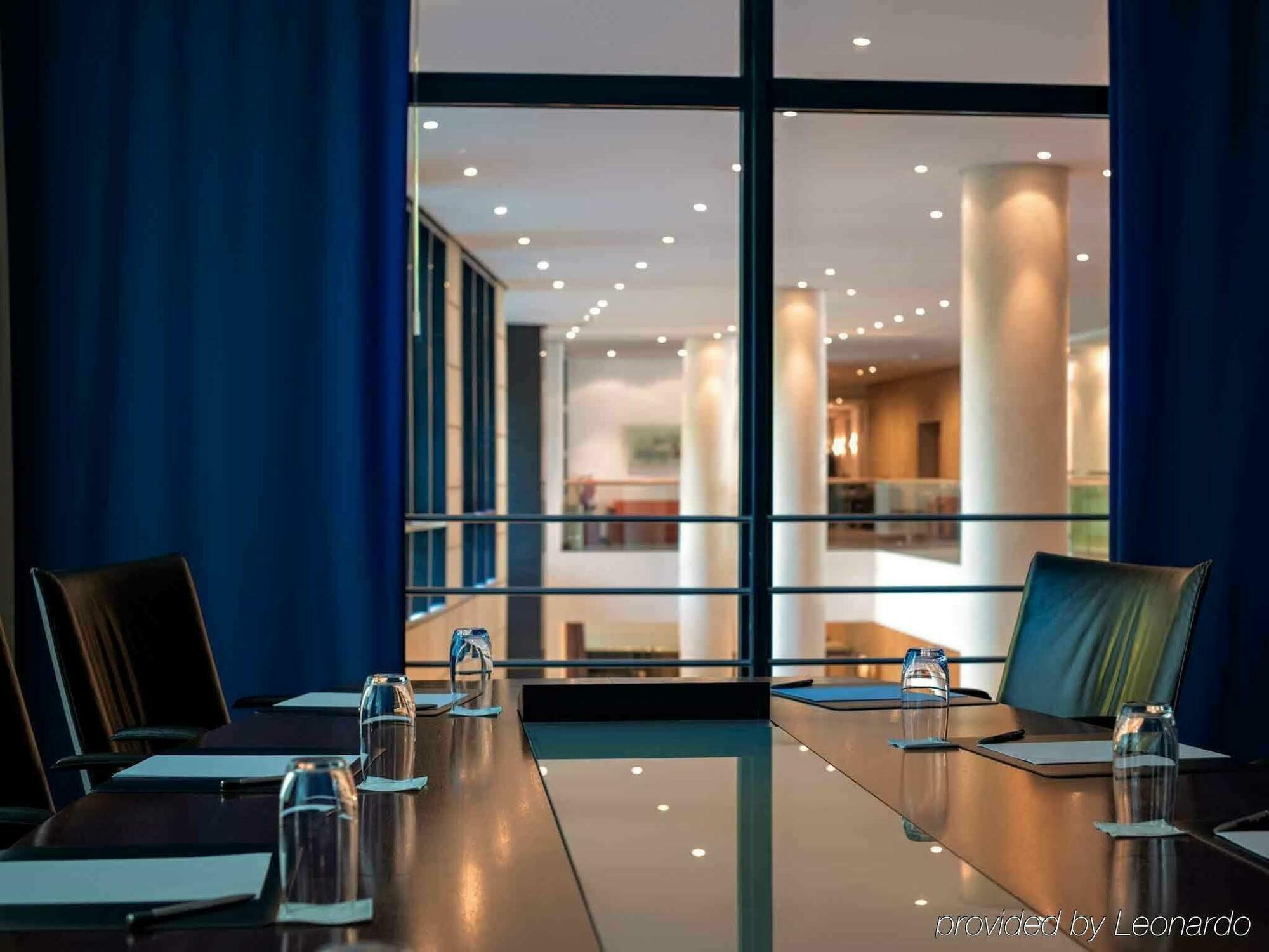 โรงแรมพูลแมน เบอลิน ชไวเซอร์ฮอฟ เบอร์ลิน ภายนอก รูปภาพ The interior of the European University Barcelona