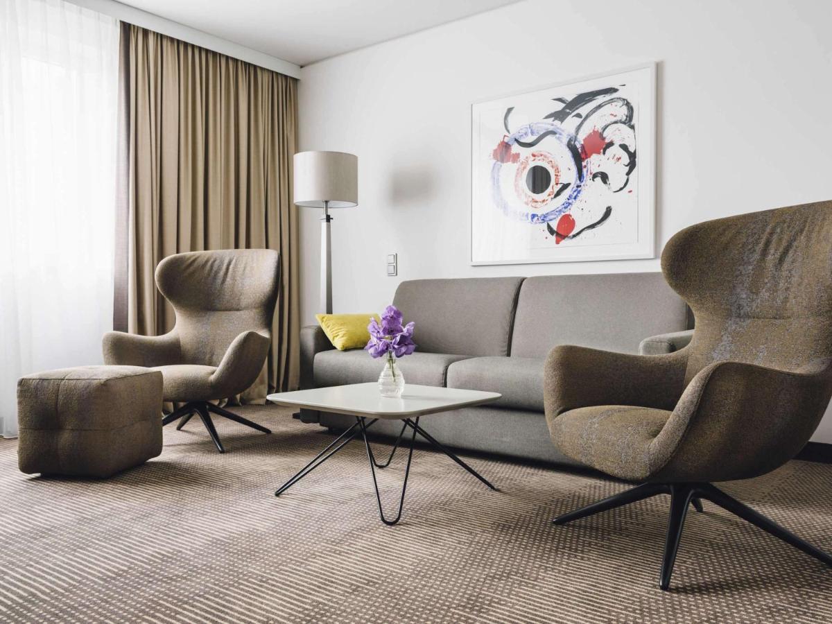 โรงแรมพูลแมน เบอลิน ชไวเซอร์ฮอฟ เบอร์ลิน ภายนอก รูปภาพ Interior of a suite at the Hotel Axelmannstein